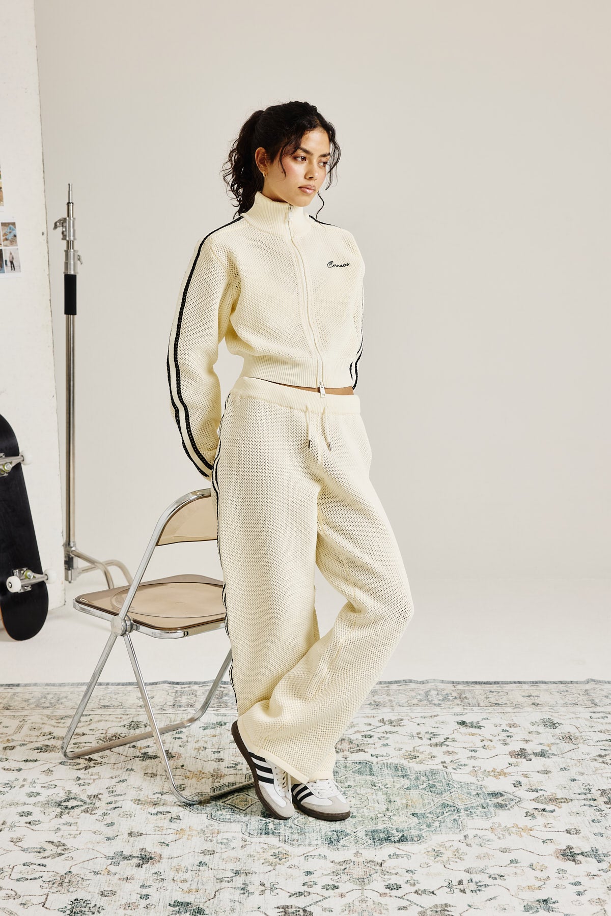 Trainingsjacke mit Stehkragen und weitem Bein, verziert mit Strickbändern – Off-White